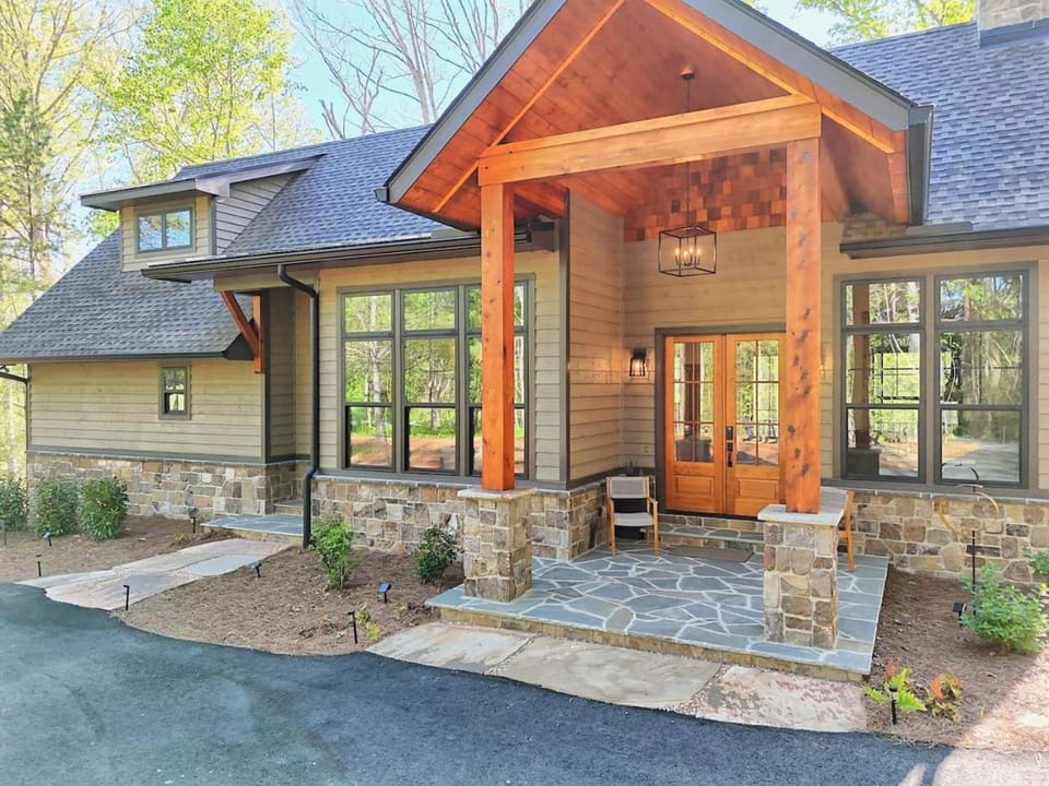 The Lake Escape-Where Fire-pit Meets Hot-tub House in Lake Burton