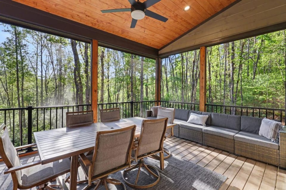 The Lake Escape-Where Fire-pit Meets Hot-tub House in Lake Burton