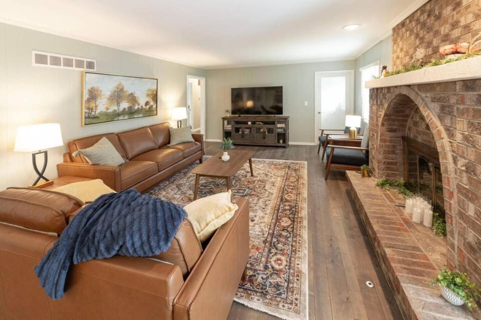 Spacious 4 BR 3 BA with Fenced Yard House in Shawnee