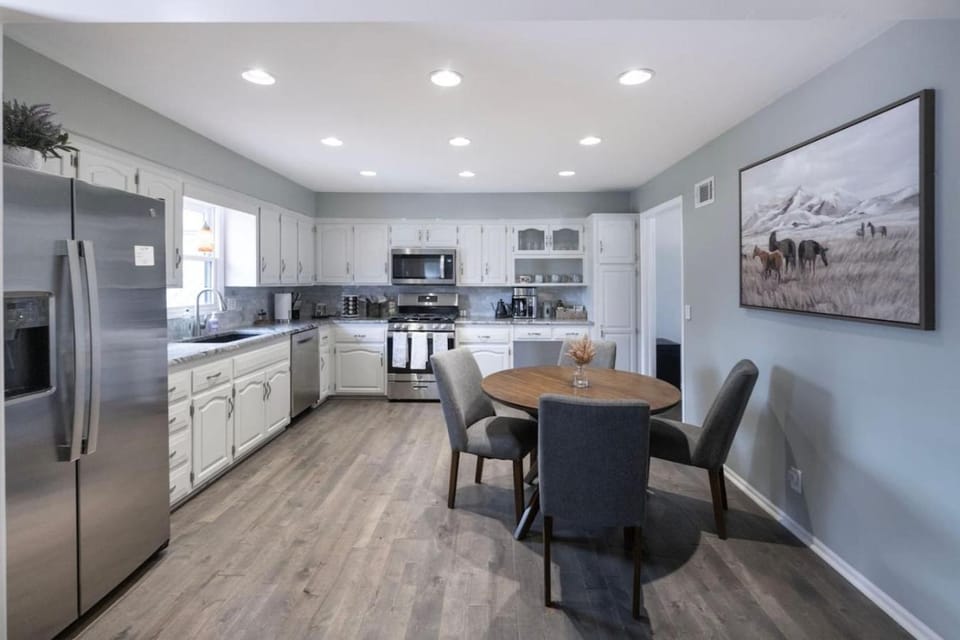 Spacious 4 BR 3 BA with Fenced Yard House in Shawnee