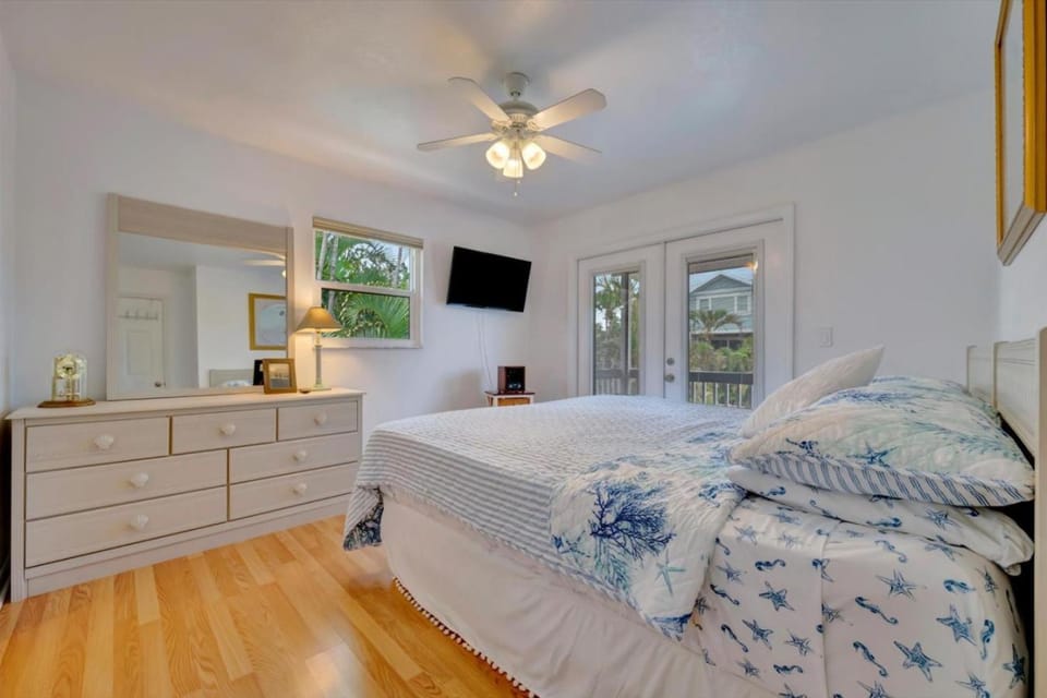 TV and multimedia, Photo of the whole room, Bedroom