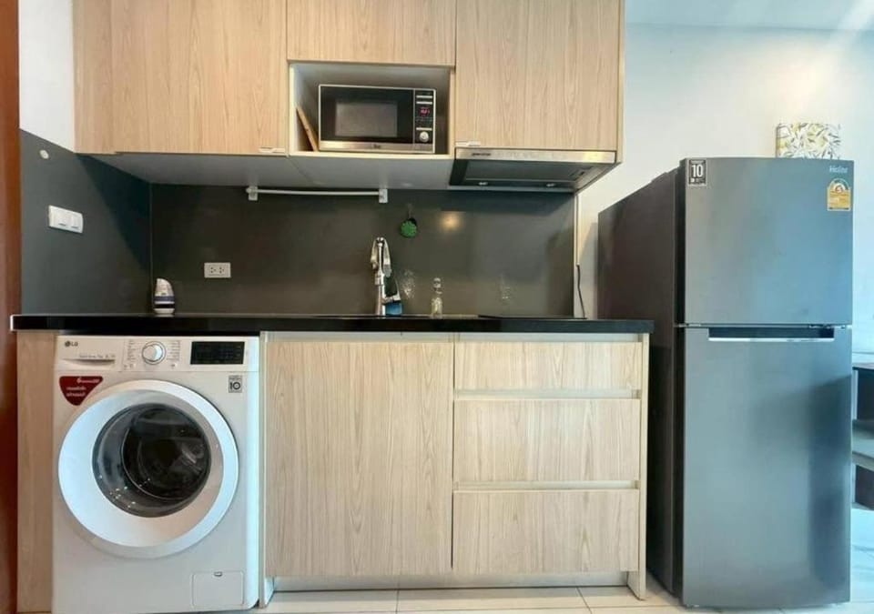 Kitchen or kitchenette, oven, washing machine, dryer