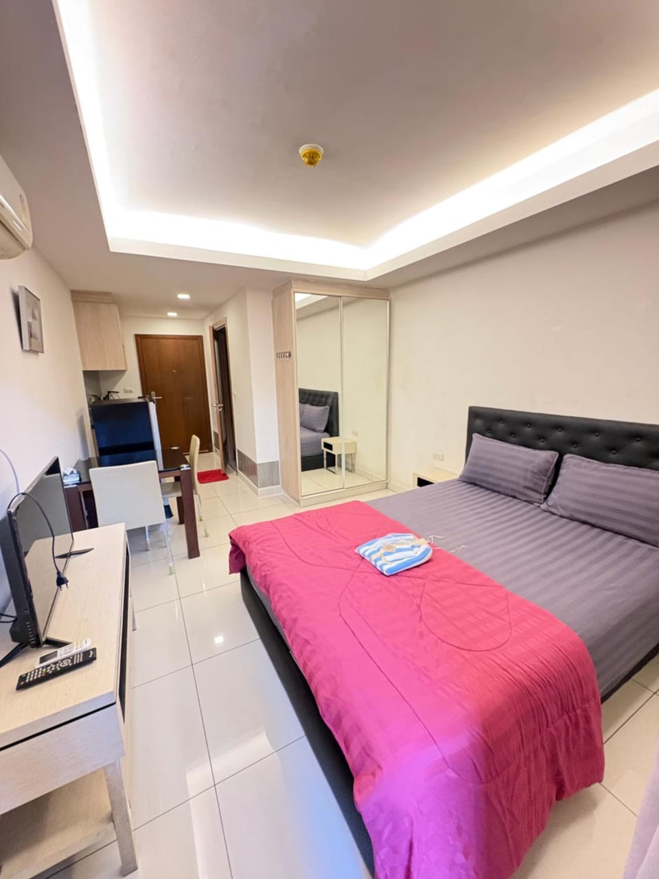 Bed, TV and multimedia, Photo of the whole room, Bedroom