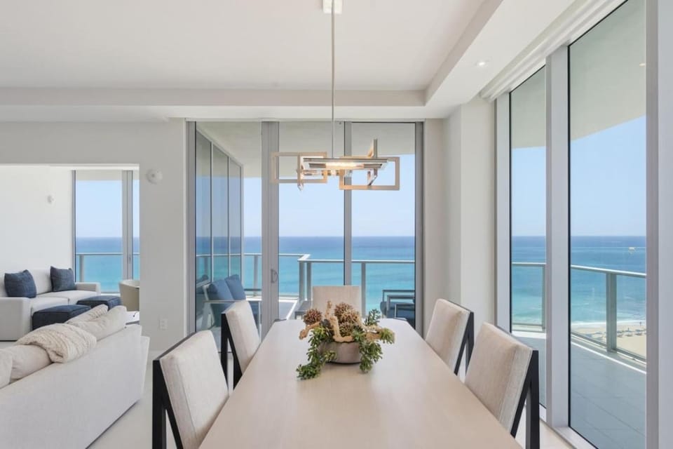Front Row to the Sea, Luxury 2BR Residence at Amrit Resort House in Riviera Beach