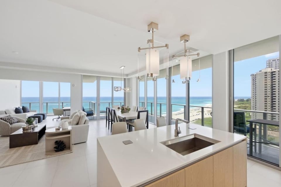 Front Row to the Sea, Luxury 2BR Residence at Amrit Resort House in Riviera Beach