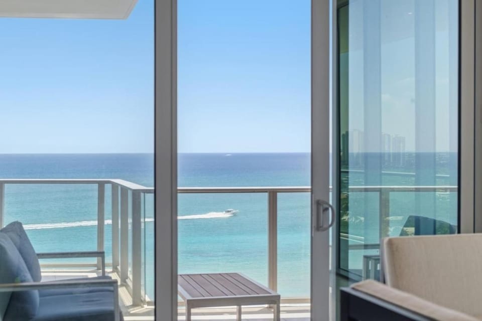 Front Row to the Sea, Luxury 2BR Residence at Amrit Resort House in Riviera Beach