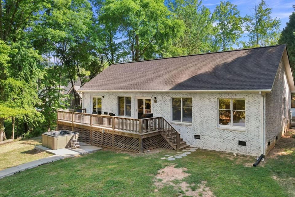 4BR Lake Wylie Ollie Private Cove Hot Tub Fire Pit House in Lake Wylie