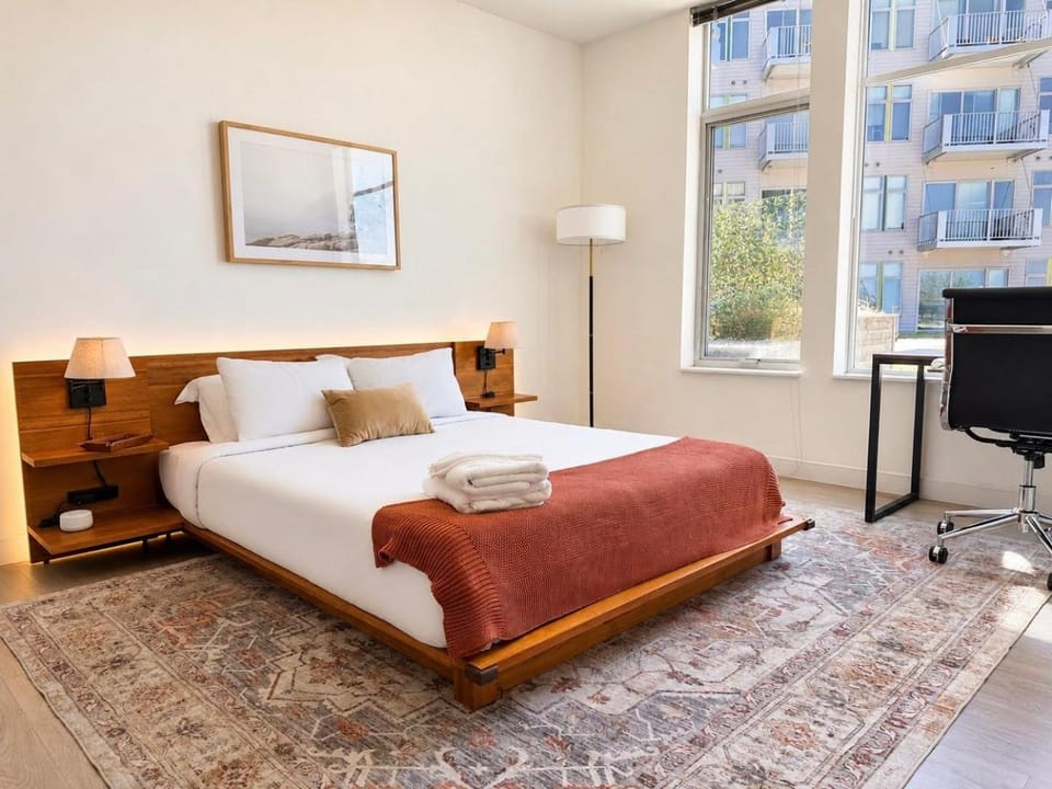 Bay View Designer 1BR - Best Location with Balcony, Gym, and Terrace - Sleeps 4 Apartment in Milwaukee
