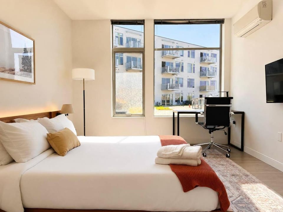 Bay View Designer 1BR - Best Location with Balcony, Gym, and Terrace - Sleeps 4 Apartment in Milwaukee