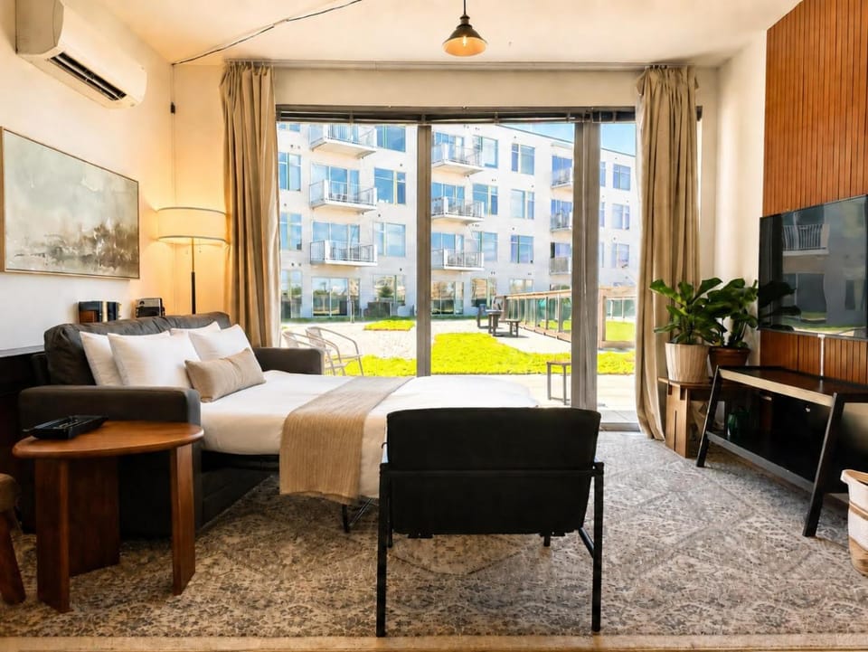 Bay View Designer 1BR - Best Location with Balcony, Gym, and Terrace - Sleeps 4 Apartment in Milwaukee