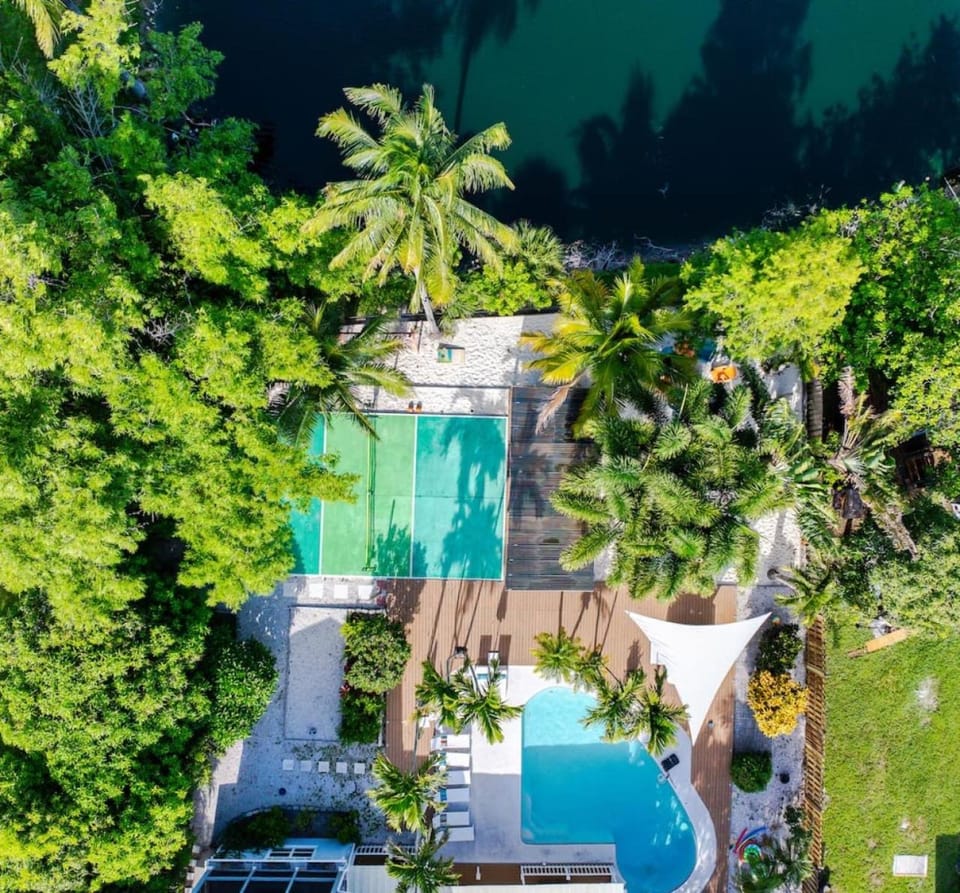 Waterfront Pickleball, Hot Tb, Cinema, Sauna, Pool Villa in Lake Clarke Shores