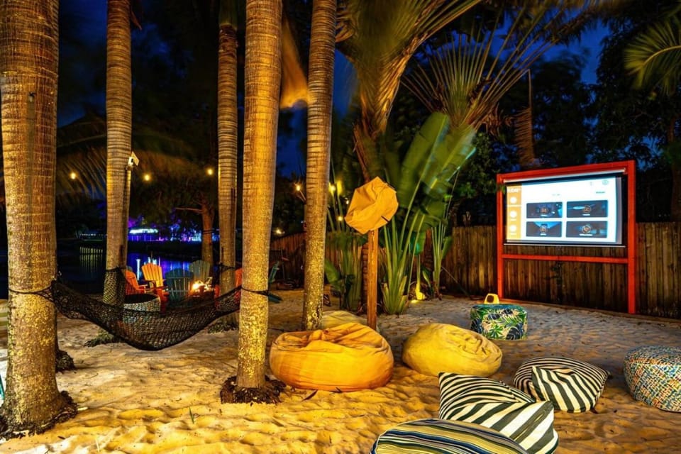 Waterfront Pickleball, Hot Tb, Cinema, Sauna, Pool Villa in Lake Clarke Shores