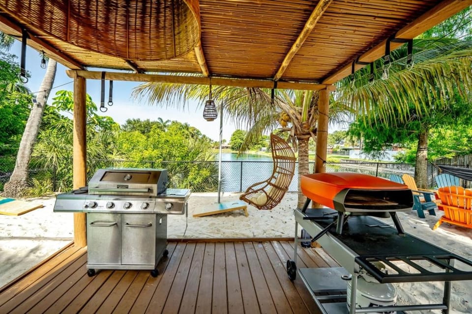 Waterfront Pickleball, Hot Tb, Cinema, Sauna, Pool Villa in Lake Clarke Shores