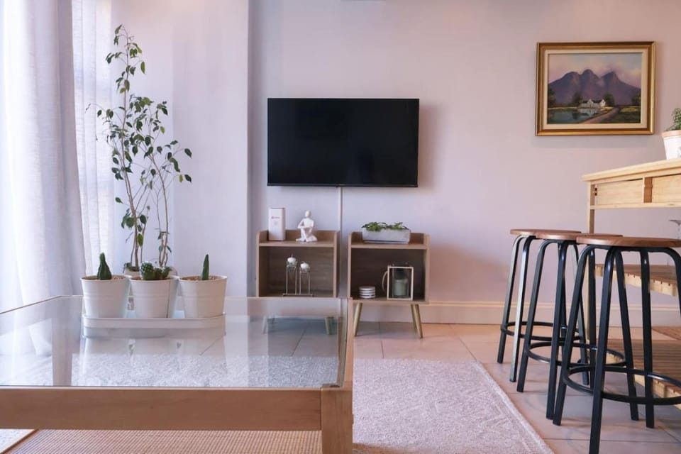 Communal lounge/ TV room, TV and multimedia, Living room, Seating area, Dining area, Evening entertainment