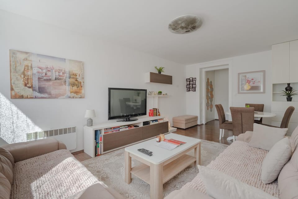TV and multimedia, Living room, Dining area