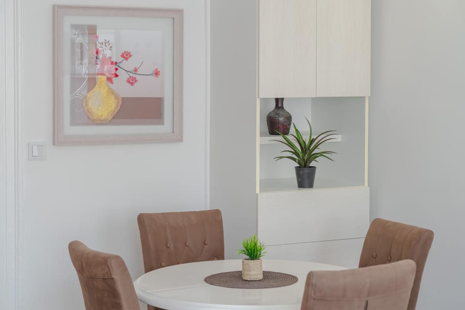 Living room, Decorative detail, Dining area