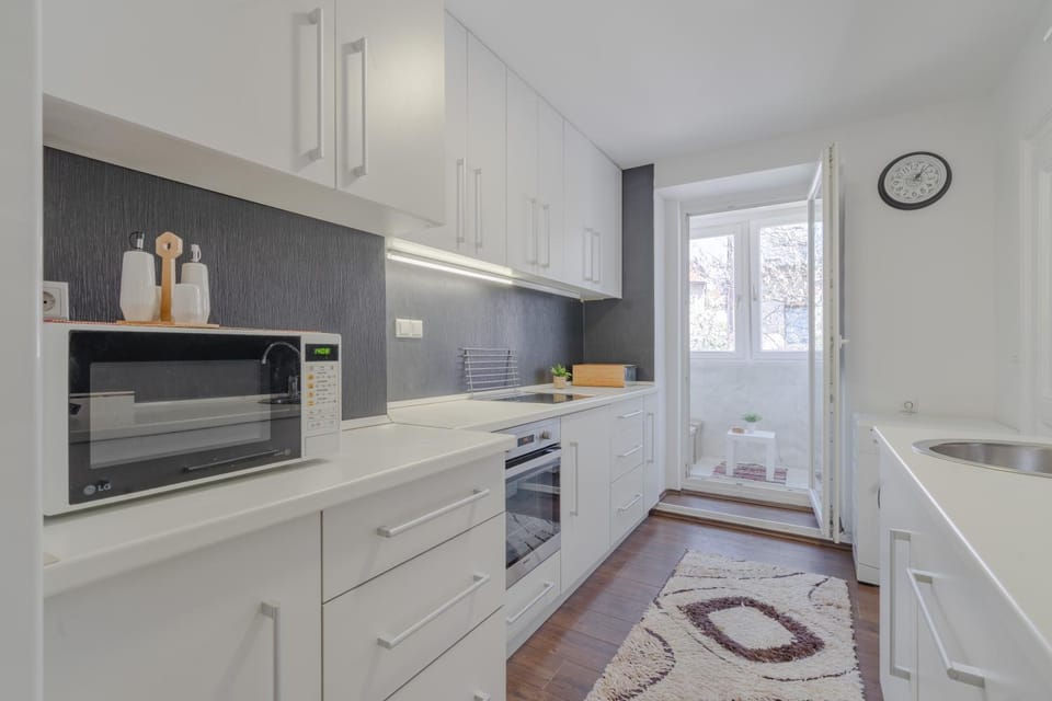 Balcony/Terrace, Kitchen or kitchenette, dishwasher, microwave, oven, kitchen