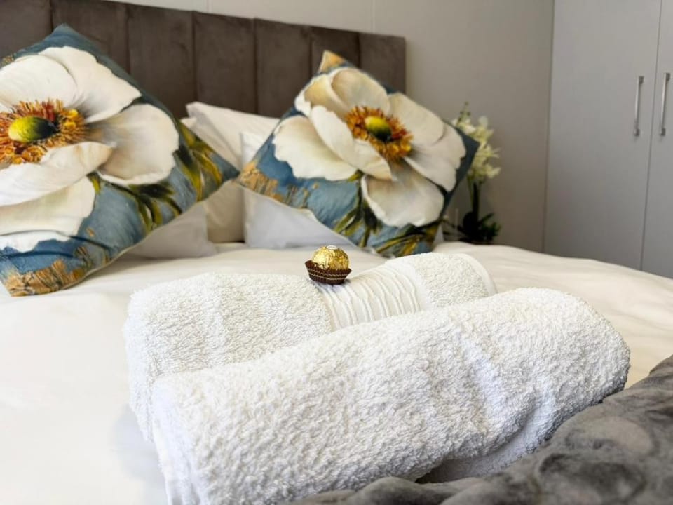 Emy KJG CBD Balcony Aircon 2 Bedroom Merensky Towers Apartment in Windhoek
