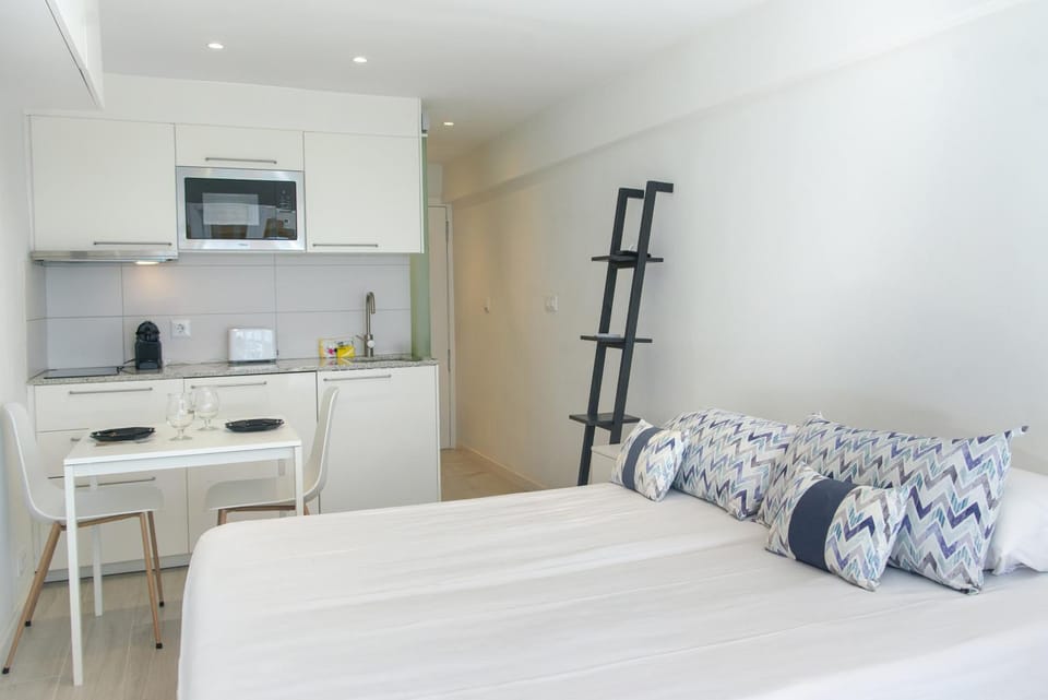 Bed, Kitchen or kitchenette, Photo of the whole room, Dining area