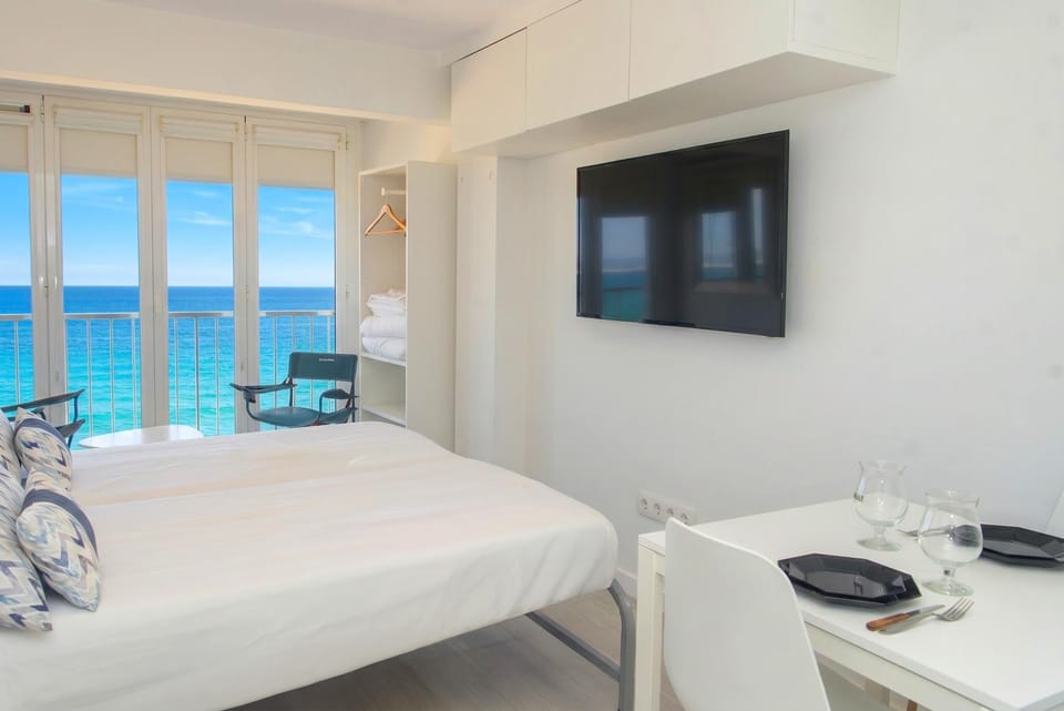 Bed, Natural landscape, TV and multimedia