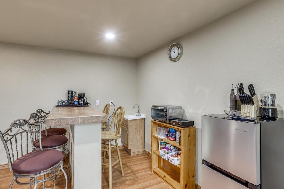Families Welcome! Centrally Located Aurora Escape Apartment in Aurora