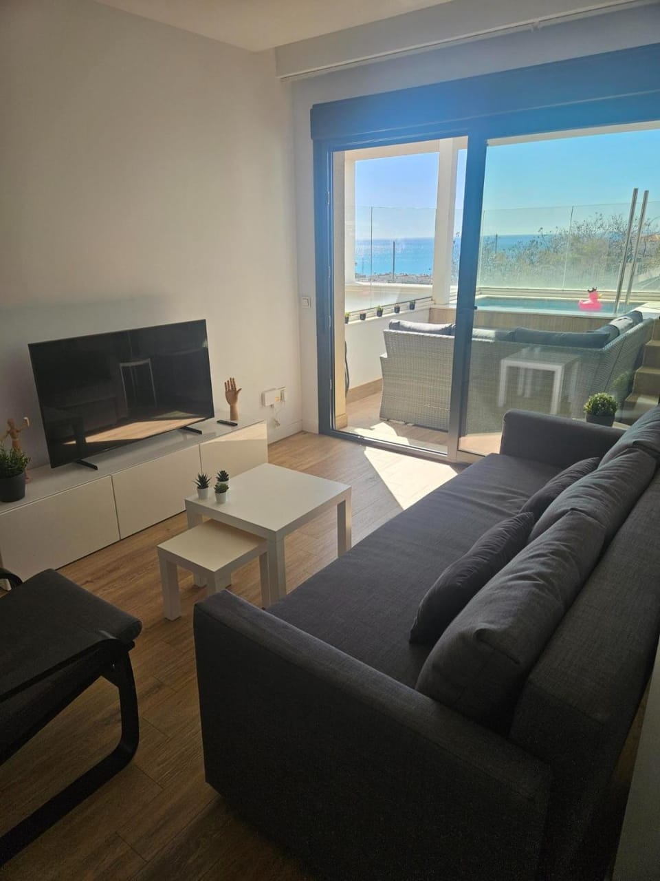 Communal lounge/ TV room, Natural landscape, Living room, Sea view