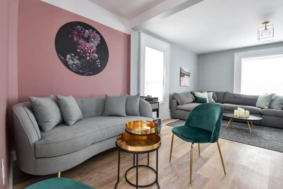 The Smith - Renovated 4 Bedroom House in New York