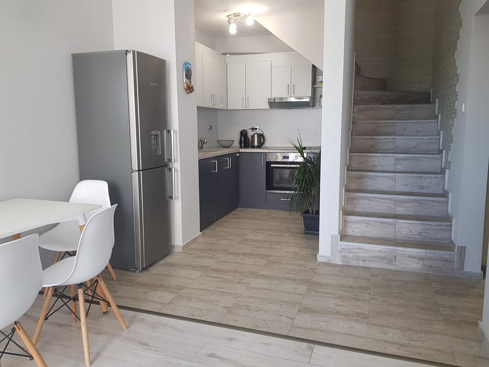 Kitchen or kitchenette, Dining area, oven, pet friendly, stove