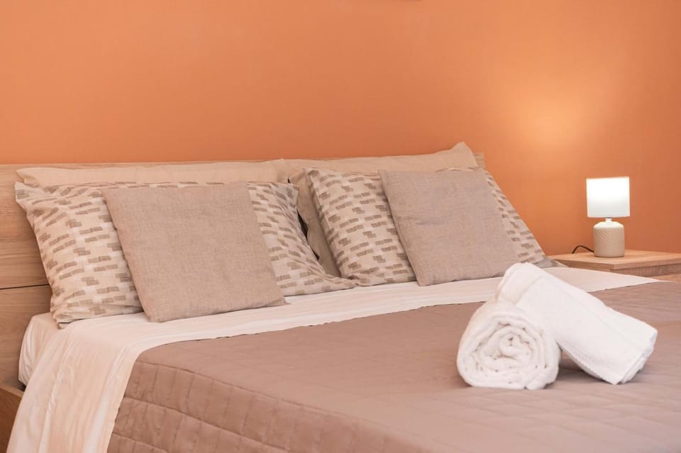 Bed, towels