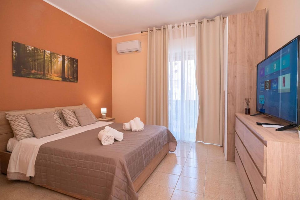 Bed, Bedroom, towels, air conditioner