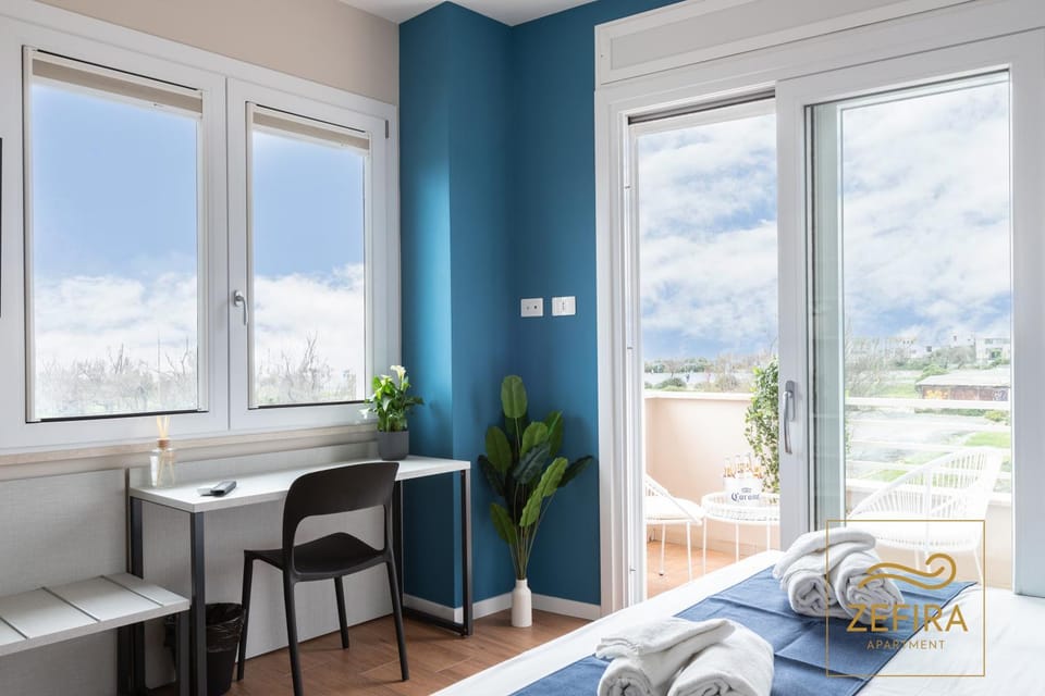 View (from property/room), Balcony/Terrace, Photo of the whole room, Bedroom, City view