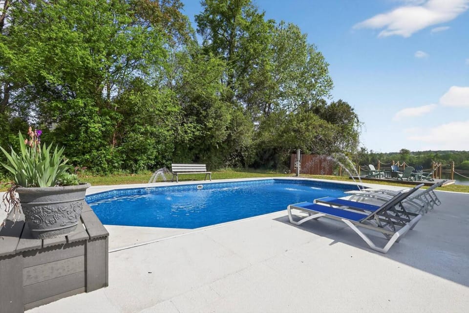 Luxury Riverfront Escape~Pool~BoatSlip~Kayaks~BBQ House in Augusta
