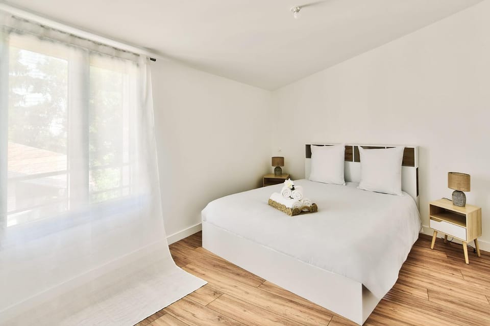 Bed, Bedroom, towels
