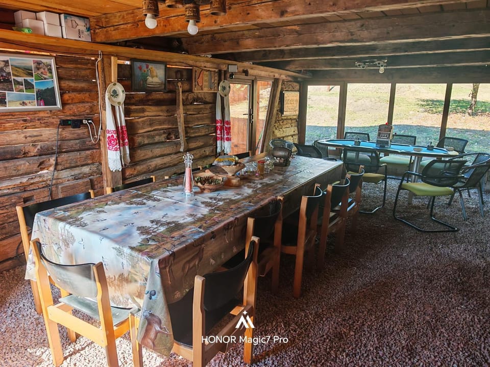 Restaurant/places to eat, Game Room, Dining area