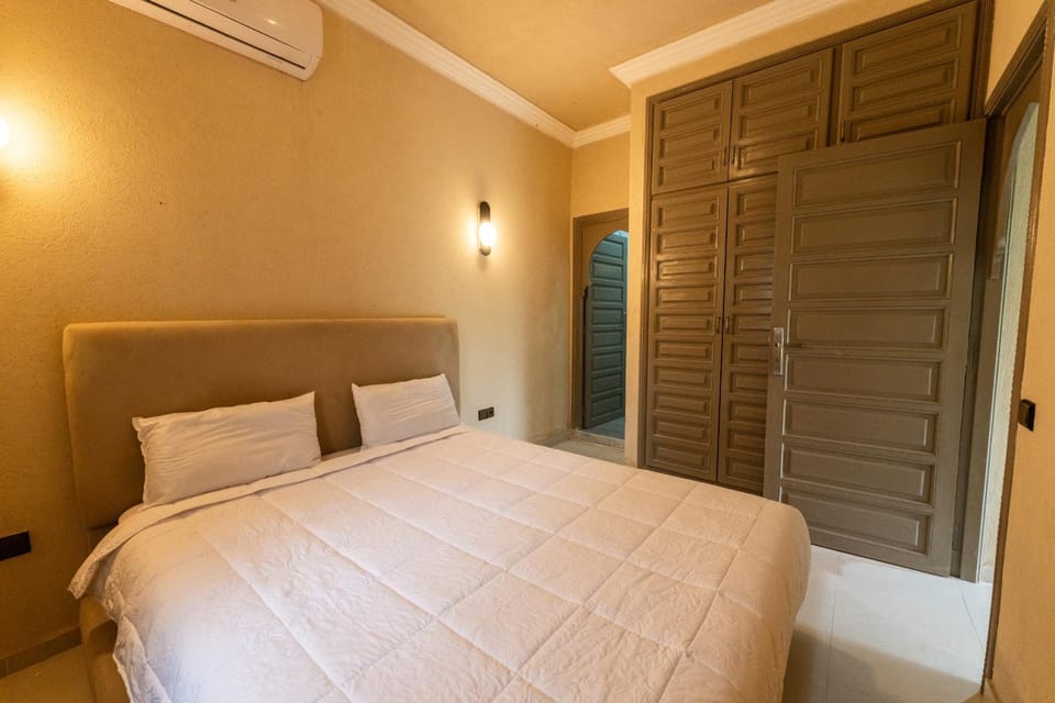 Bed, Photo of the whole room, Bedroom, air conditioner