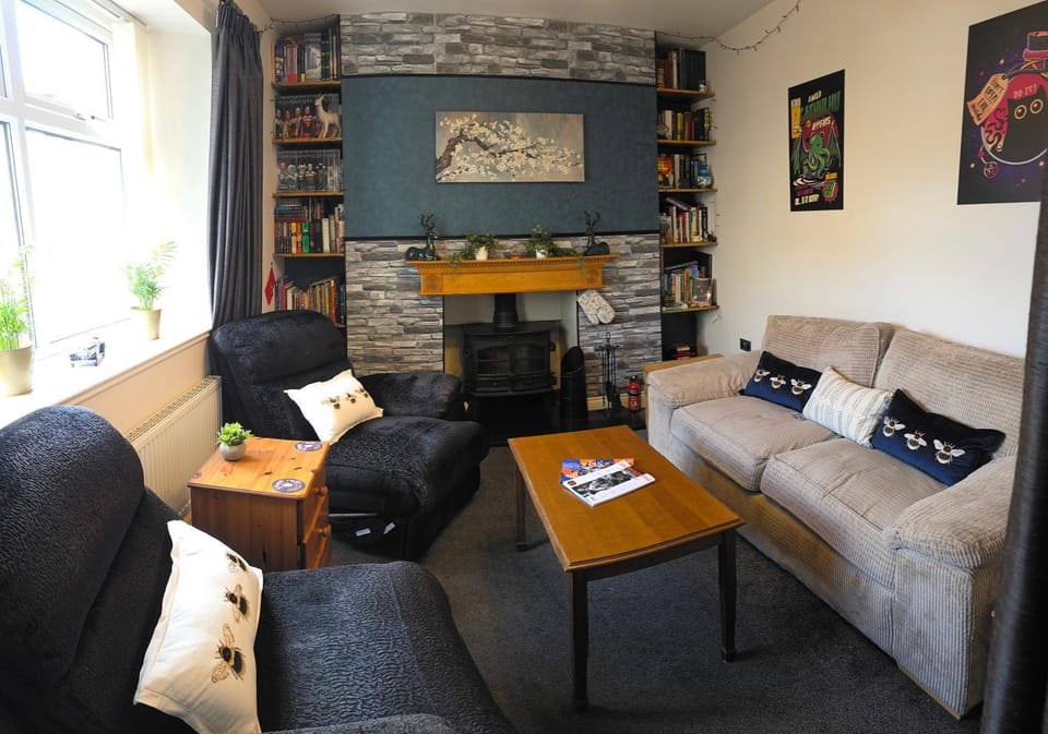 Communal lounge/ TV room, Library