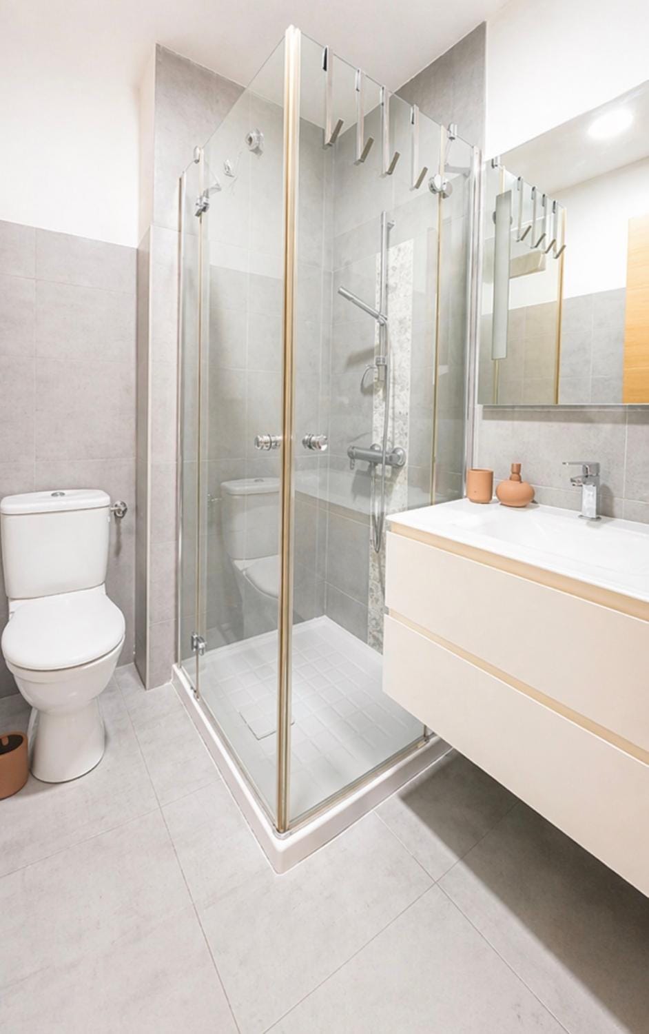 Shower, Toilet