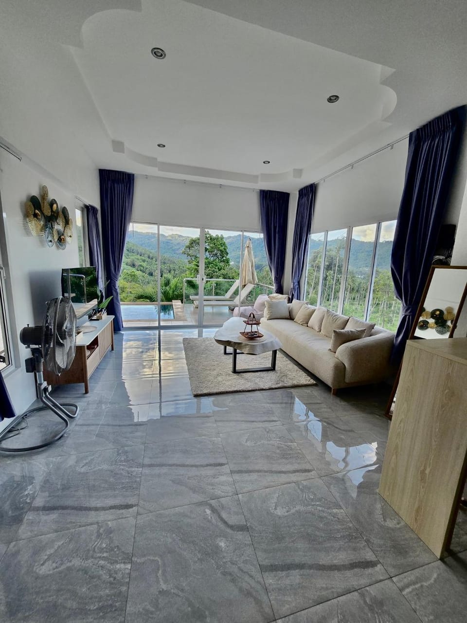 Natural landscape, View (from property/room), Balcony/Terrace, Living room, Seating area, Mountain view