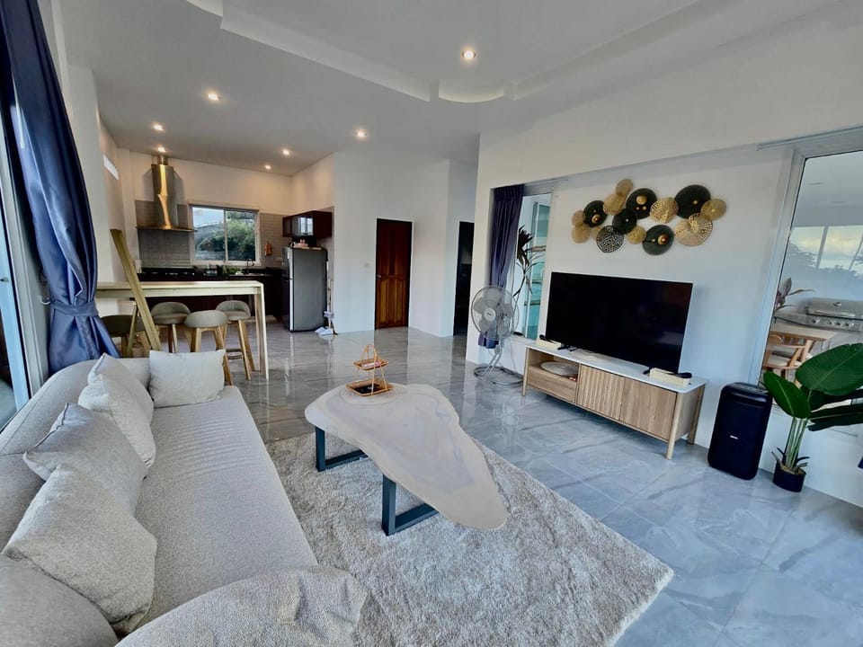 Communal lounge/ TV room, Karaoke, TV and multimedia, Living room, Seating area, Evening entertainment, kitchen