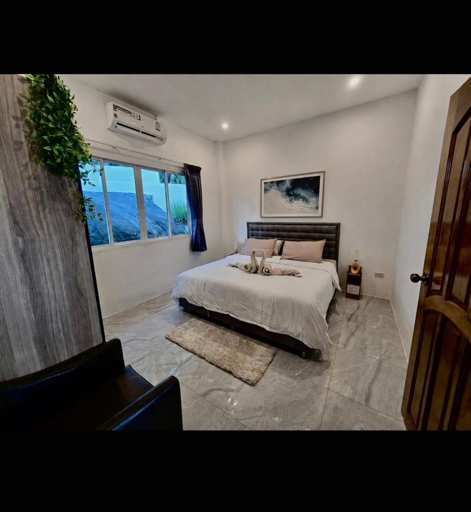 Bed, Photo of the whole room, Bedroom, air conditioner