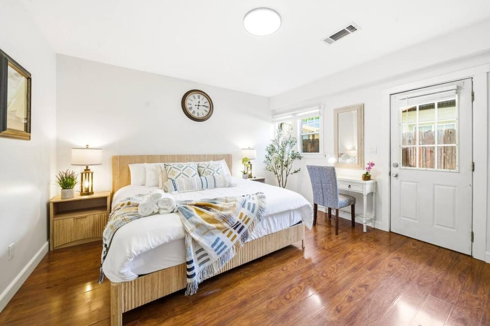 2BR/2BA King Size Bed Central to DTLA and Pasadena House in San Gabriel