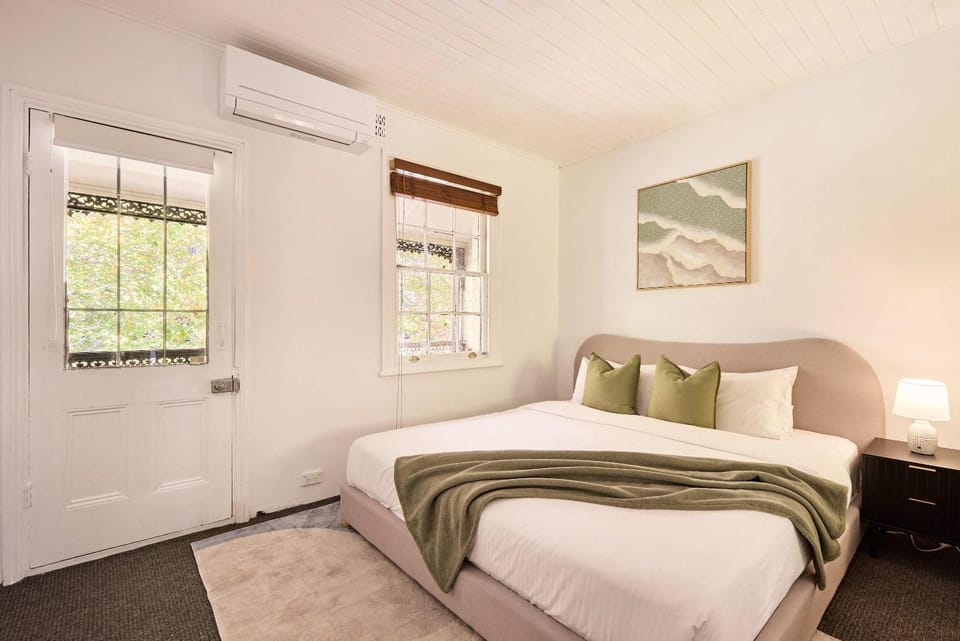 5 min to Darling Harbour Harris St Pyrmont House in Sydney