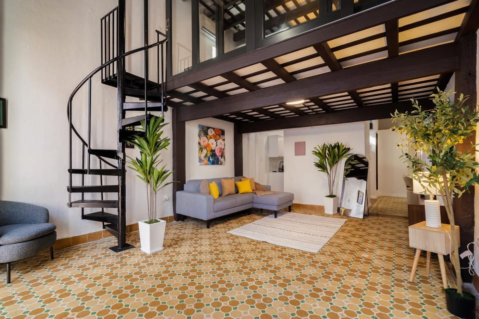 Bed, Living room, Photo of the whole room, Seating area, Bedroom