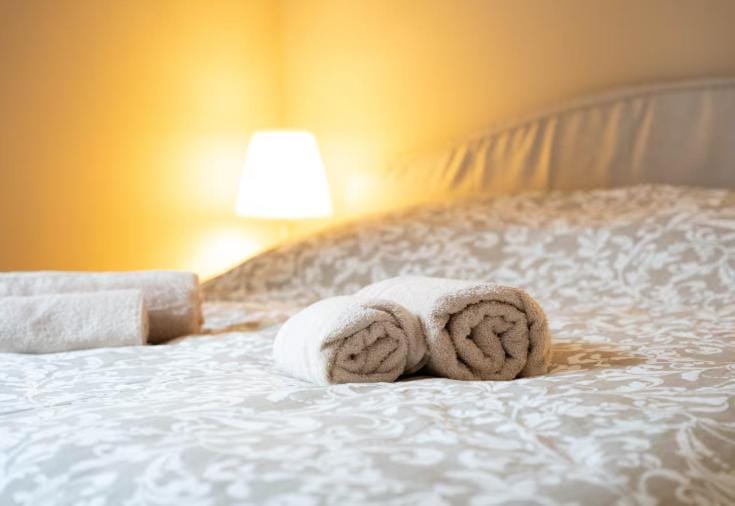 Bed, Bedroom, towels