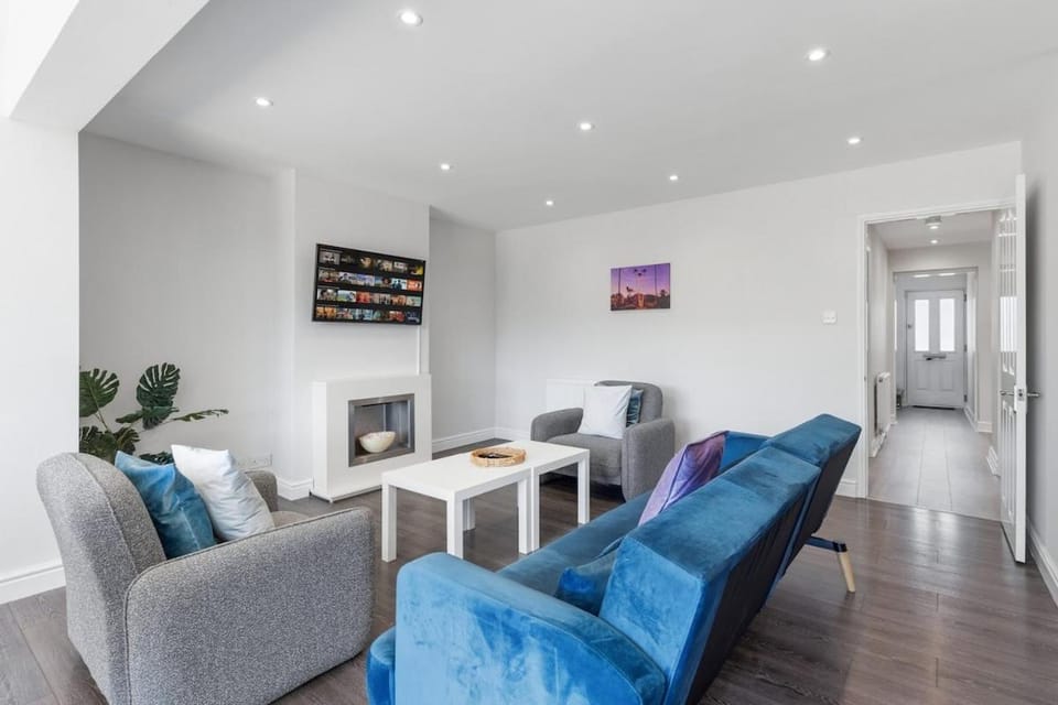 3BR 2BA, Free Parking, 5 Mins LGW, Fast Wi-Fi Apartment in Horley