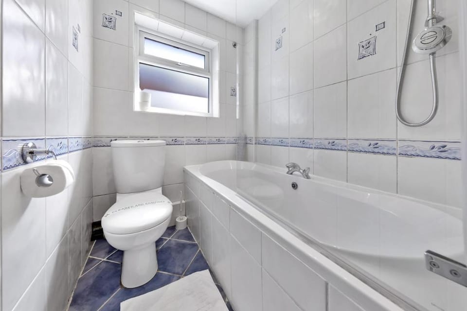 3BR 2BA, Free Parking, 5 Mins LGW, Fast Wi-Fi Apartment in Horley