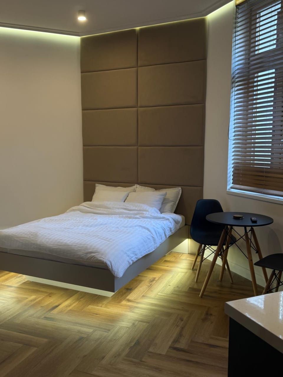 Bed, Living room, Photo of the whole room, Seating area, Bedroom