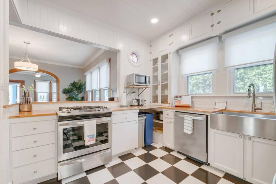 The Blue House -Historic-Updated-Walkable House in Freetown-Port Rico