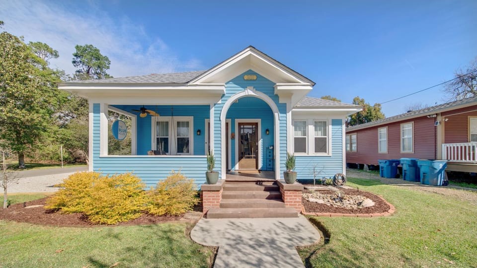 The Blue House -Historic-Updated-Walkable House in Freetown-Port Rico