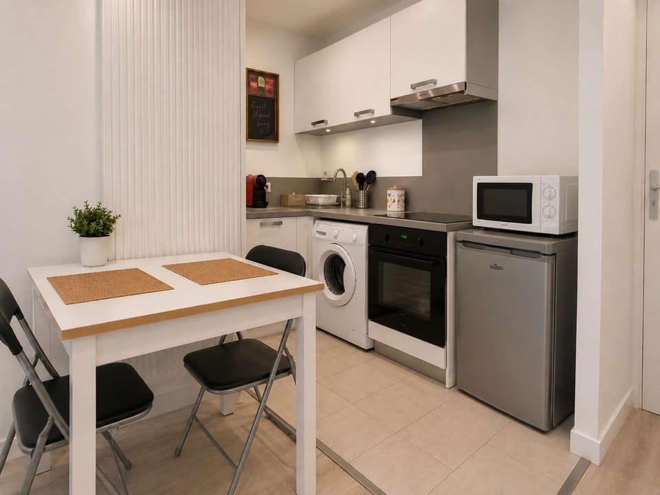 Kitchen or kitchenette, Dining area, oven, pet friendly, stove, toaster, washing machine
